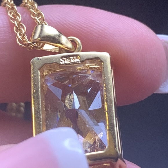 - Large Rectangular Faceted Clear stone W/ Gold Tone Chain and Flower. - Picture 9 of 9